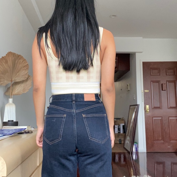 Aritzia Babaton cropped fitted stretchy tank top. - Picture 3 of 5